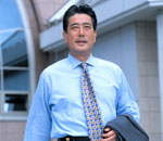 地味な色のスーツとネクタイ